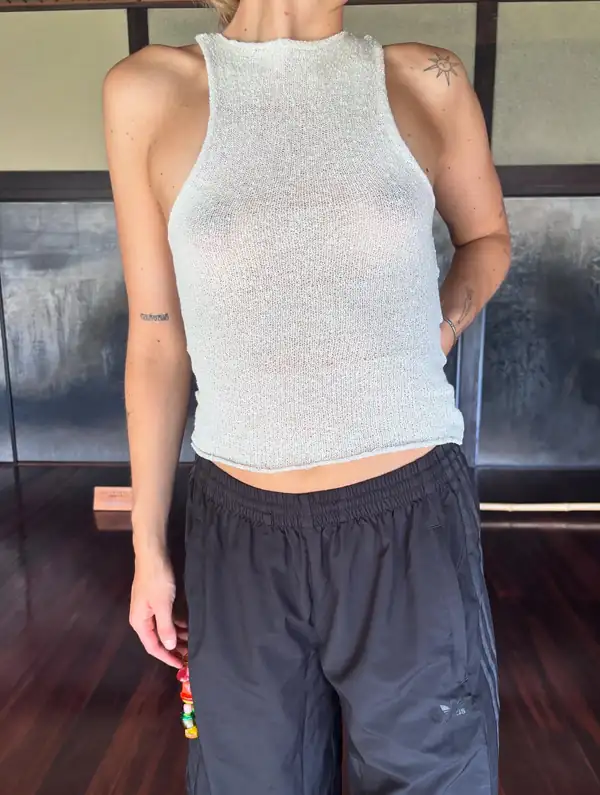 Three-quarter back: the same top.